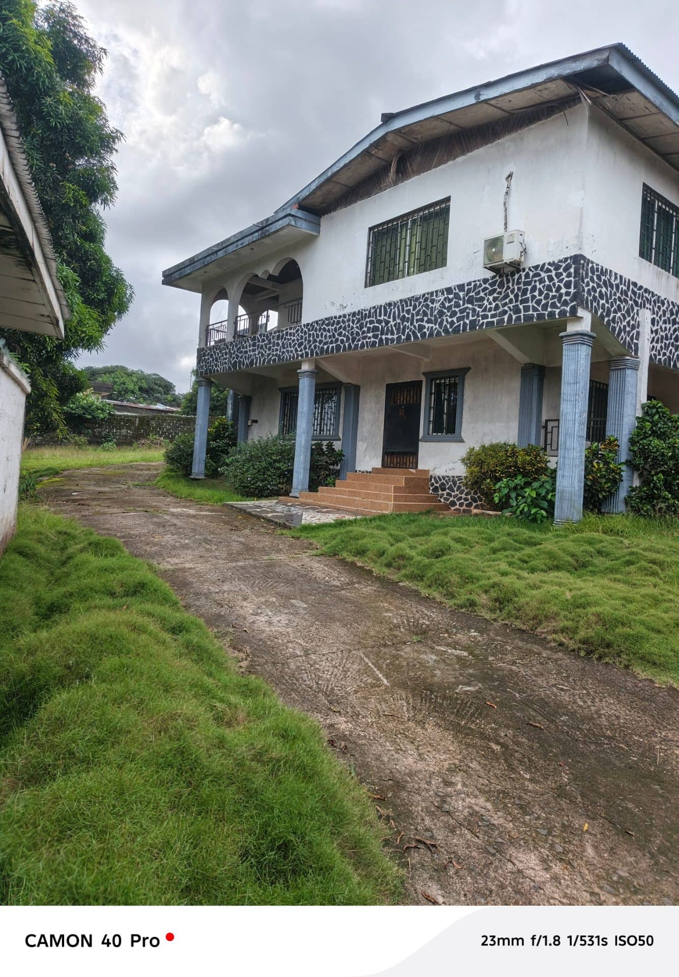 5 BEDROOMS SELF CONTAINED COMPOUND WITH 6 BATHROOMS IN FENCE. LOCATION: ELWA REHAB COMMUNITY