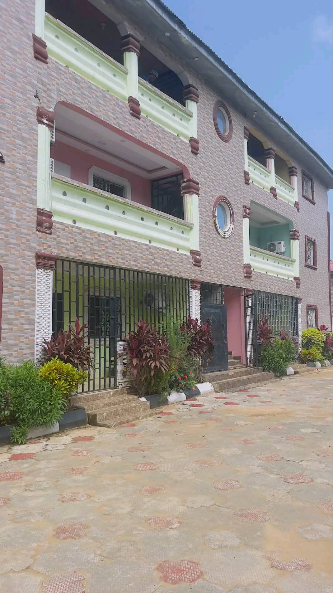 2 BEDROOMS APARTMENT WITH 2 BATHROOMS FOR RENT. PAYNESVILLE JOE BAR, BEHIND ZONE 5 POLICE STATION