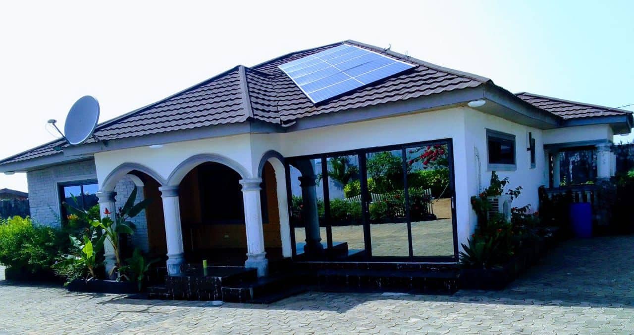 Self contine 3bedrooms with 2bathrooms in fence for lease